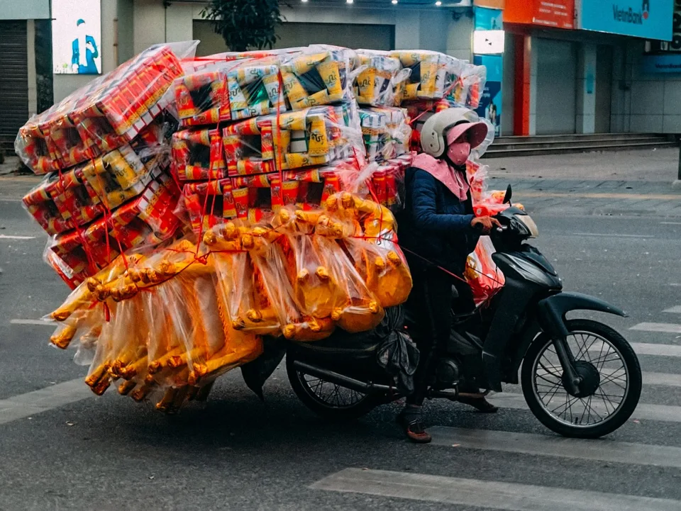 Tài xế đang lái xe taxi
